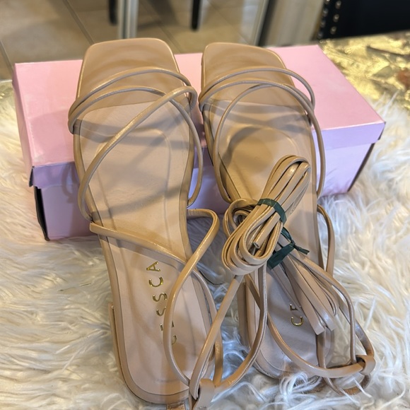 LOW HEEL FLAT SANDALS SIZE 7NEW NEVER WORN - Picture 2 of 3